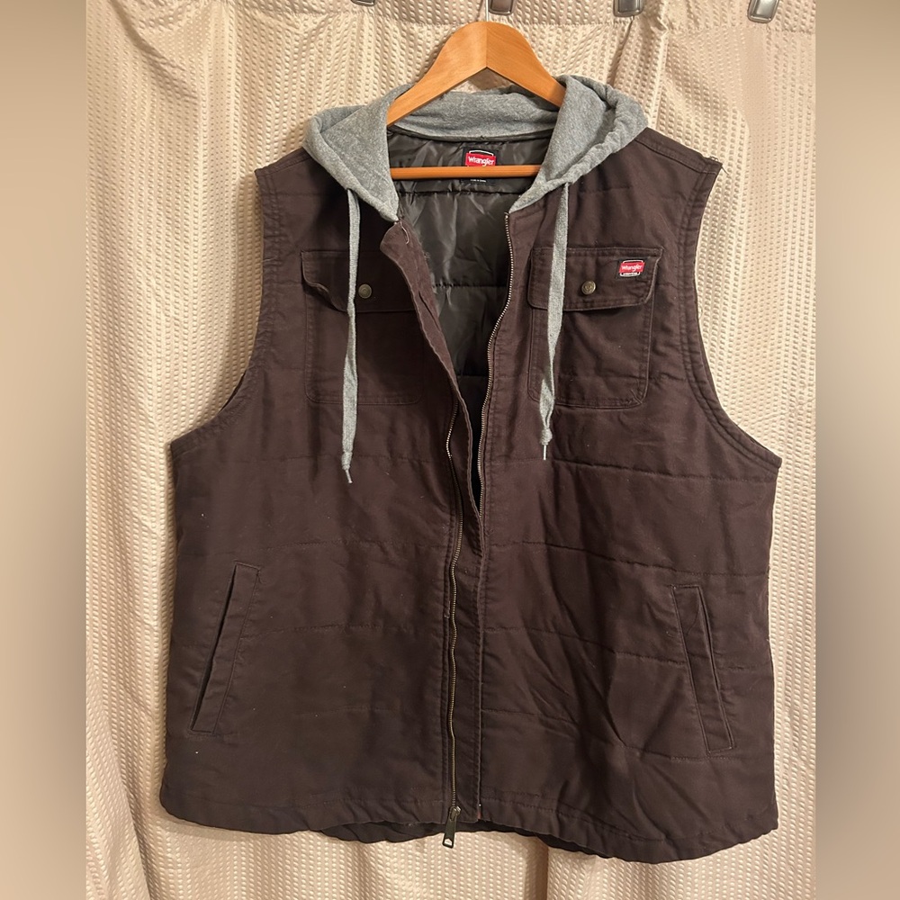 Like new condition Wrangler hooded vest, Brown size 3 XL, zipper good